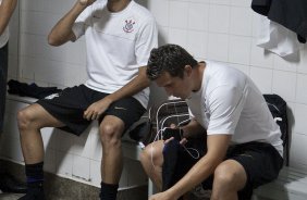 PONTE PRETA/CAMPINAS X CORINTHIANS/SP - Leandro Castn e Edgar Balbuena nos vestirios antes da partida realizada esta noite no estdio Moiss Lucarelli, em Campinas, vlida pela 6 rodada do Campeonato Paulista 2010