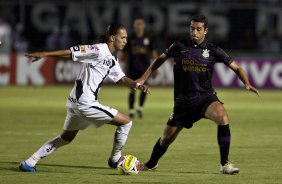 PONTE PRETA/CAMPINAS X CORINTHIANS/SP - Manteiga e Edu Gaspar em um lance da partida realizada esta noite no estdio Moiss Lucarelli, em Campinas, vlida pela 6 rodada do Campeonato Paulista 2010