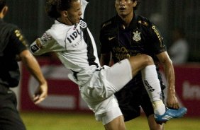 PONTE PRETA/CAMPINAS X CORINTHIANS/SP - Manteiga e Escudero em um lance da partida realizada esta noite no estdio Moiss Lucarelli, em Campinas, vlida pela 6 rodada do Campeonato Paulista 2010