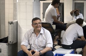 PONTE PRETA/CAMPINAS X CORINTHIANS/SP - O diretor de futebol Mario Gobbi nos vestirios antes da partida realizada esta noite no estdio Moiss Lucarelli, em Campinas, vlida pela 6 rodada do Campeonato Paulista 2010