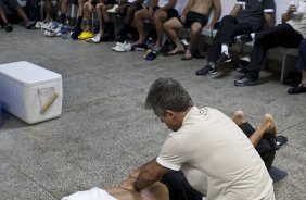 PONTE PRETA/CAMPINAS X CORINTHIANS/SP - O fisioterapeuta Paulo Vieira faz massagem em Escudero nos vestiários antes da partida realizada esta noite no estádio Moisés Lucarelli, em Campinas, válida pela 6ª rodada do Campeonato Paulista 2010