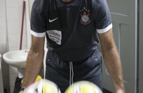 PONTE PRETA/CAMPINAS X CORINTHIANS/SP - O preparador de goleiros Mauri Lima nos vestirios antes da partida realizada esta noite no estdio Moiss Lucarelli, em Campinas, vlida pela 6 rodada do Campeonato Paulista 2010