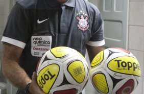 PONTE PRETA/CAMPINAS X CORINTHIANS/SP - O preparador de goleiros Mauri Lima nos vestirios antes da partida realizada esta noite no estdio Moiss Lucarelli, em Campinas, vlida pela 6 rodada do Campeonato Paulista 2010