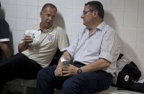 PONTE PRETA/CAMPINAS X CORINTHIANS/SP - O tcnico Mano Menezes e o diretor de futebol Mario Gobbi nos vestirios antes da partida realizada esta noite no estdio Moiss Lucarelli, em Campinas, vlida pela 6 rodada do Campeonato Paulista 2010