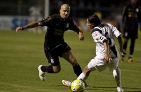 PONTE PRETA/CAMPINAS X CORINTHIANS/SP - Alessandro e Vicente em um lance da partida realizada esta noite no estdio Moiss Lucarelli, em Campinas, vlida pela 6 rodada do Campeonato Paulista 2010