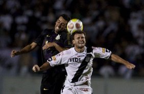 PONTE PRETA/CAMPINAS X CORINTHIANS/SP - Edu Gaspar e Danilo Portugal em um lance da partida realizada esta noite no estdio Moiss Lucarelli, em Campinas, vlida pela 6 rodada do Campeonato Paulista 2010