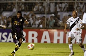 PONTE PRETA/CAMPINAS X CORINTHIANS/SP - Jucilei chuta e faz o gol do Corinthians em um lance da partida realizada esta noite no estdio Moiss Lucarelli, em Campinas, vlida pela 6 rodada do Campeonato Paulista 2010