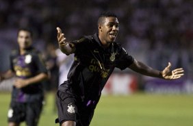 PONTE PRETA/CAMPINAS X CORINTHIANS/SP - Jucilei comemora seu gol em um lance da partida realizada esta noite no estdio Moiss Lucarelli, em Campinas, vlida pela 6 rodada do Campeonato Paulista 2010