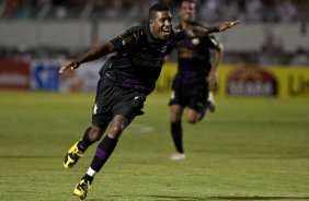 PONTE PRETA/CAMPINAS X CORINTHIANS/SP - Jucilei comemora seu gol em um lance da partida realizada esta noite no estdio Moiss Lucarelli, em Campinas, vlida pela 6 rodada do Campeonato Paulista 2010