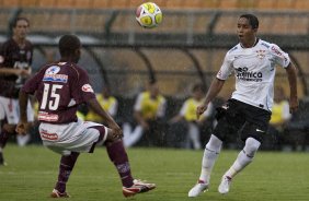 CORINTHIANS X SERTAOZINHO - Adoniram e Jorge Henrique em um lance da partida realizada esta tarde no estdio do Pacaembu, zona oeste da cidade, vlida pela 7 rodada do Campeonato Paulista 2010