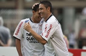 CORINTHIANS X SERTAOZINHO - Chico comemora seu gol com Dentinho em um lance da partida realizada esta tarde no estdio do Pacaembu, zona oeste da cidade, vlida pela 7 rodada do Campeonato Paulista 2010