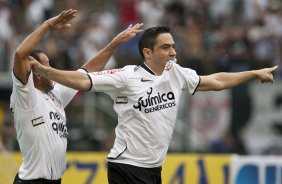 CORINTHIANS X SERTAOZINHO - Chico comemora seu gol com Iarley(e) em um lance da partida realizada esta tarde no estdio do Pacaembu, zona oeste da cidade, vlida pela 7 rodada do Campeonato Paulista 2010