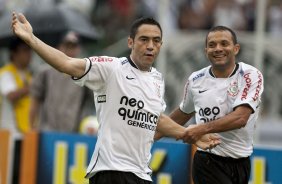 CORINTHIANS X SERTAOZINHO - Chico comemora sue gol com Iarley em um lance da partida realizada esta tarde no estdio do Pacaembu, zona oeste da cidade, vlida pela 7 rodada do Campeonato Paulista 2010