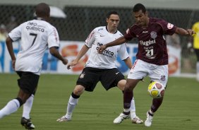 CORINTHIANS X SERTAOZINHO - Chico e Mendes em um lance da partida realizada esta tarde no estdio do Pacaembu, zona oeste da cidade, vlida pela 7 rodada do Campeonato Paulista 2010