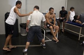 CORINTHIANS X SERTAOZINHO - Dentinho (e) e Iarley(d)nos vestirios antes da partida realizada esta tarde no estdio do Pacaembu, zona oeste da cidade, vlida pela 7 rodada do Campeonato Paulista 2010