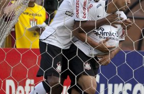 CORINTHIANS X SERTAOZINHO - Edno fez o quarto gol do Corinthians e homenageou sua esposa que esta gravida, com Jucilei na foto, em um lance da partida realizada esta tarde no estdio do Pacaembu, zona oeste da cidade, vlida pela 7 rodada do Campeonato Paulista 2010
