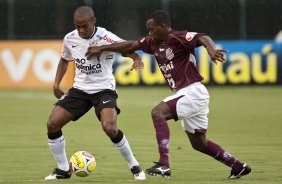 CORINTHIANS X SERTAOZINHO - Elias e Magal em um lance da partida realizada esta tarde no estdio do Pacaembu, zona oeste da cidade, vlida pela 7 rodada do Campeonato Paulista 2010