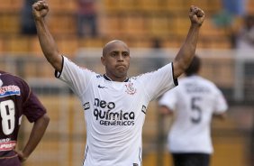 CORINTHIANS X SERTAOZINHO - em um lance da partida realizada esta tarde no estdio do Pacaembu, zona oeste da cidade, vlida pela 7 rodada do Campeonato Paulista 2010