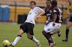 CORINTHIANS X SERTAOZINHO - em um lance da partida realizada esta tarde no estdio do Pacaembu, zona oeste da cidade, vlida pela 7 rodada do Campeonato Paulista 2010