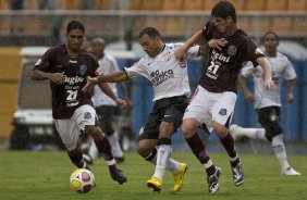 CORINTHIANS X SERTAOZINHO - Everton; Yarley e Pablo em um lance da partida realizada esta tarde no estdio do Pacaembu, zona oeste da cidade, vlida pela 7 rodada do Campeonato Paulista 2010