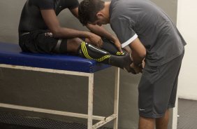 CORINTHIANS X SERTAOZINHO - Felipe e o massagista Alex Dias nos vestirios antes da partida realizada esta tarde no estdio do Pacaembu, zona oeste da cidade, vlida pela 7 rodada do Campeonato Paulista 2010