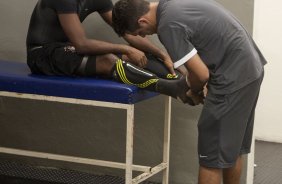 CORINTHIANS X SERTAOZINHO - Felipe e o massagista Alex Dias nos vestirios antes da partida realizada esta tarde no estdio do Pacaembu, zona oeste da cidade, vlida pela 7 rodada do Campeonato Paulista 2010