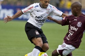 CORINTHIANS X SERTAOZINHO - Iarley e Joo Paulo em um lance da partida realizada esta tarde no estdio do Pacaembu, zona oeste da cidade, vlida pela 7 rodada do Campeonato Paulista 2010