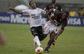 CORINTHIANS X SERTAOZINHO - Jorge Henrique e Magal em um lance da partida realizada esta tarde no estdio do Pacaembu, zona oeste da cidade, vlida pela 7 rodada do Campeonato Paulista 2010