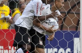 CORINTHIANS X SERTAOZINHO - Jucilei comemora gol com Edno, que homenageou sua esposa que esta gravida, em um lance da partida realizada esta tarde no estdio do Pacaembu, zona oeste da cidade, vlida pela 7 rodada do Campeonato Paulista 2010