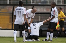 CORINTHIANS X SERTAOZINHO - Marcelo Mattos ajoelha-se e comemora seu gol com Jorge Henrique; Alessandro e Elias em um lance da partida realizada esta tarde no estdio do Pacaembu, zona oeste da cidade, vlida pela 7 rodada do Campeonato Paulista 2010