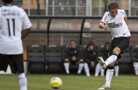 CORINTHIANS X SERTAOZINHO - Marcelo Mattos chuta e faz seu gol, o terceiro do Corinthians em um lance da partida realizada esta tarde no estdio do Pacaembu, zona oeste da cidade, vlida pela 7 rodada do Campeonato Paulista 2010