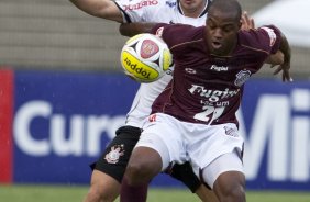 CORINTHIANS X SERTAOZINHO - Marcelo Mattos e Marcus Vinicius em um lance da partida realizada esta tarde no estdio do Pacaembu, zona oeste da cidade, vlida pela 7 rodada do Campeonato Paulista 2010