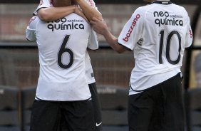 CORINTHIANS X SERTAOZINHO - Marcelo Mattos que fez o terceiro gol do Corinthians, comemora com Roberto Carlos que lhe deu o passe e Dentinho em um lance da partida realizada esta tarde no estdio do Pacaembu, zona oeste da cidade, vlida pela 7 rodada do Campeonato Paulista 2010