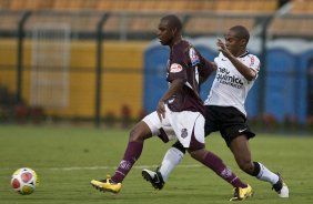 CORINTHIANS X SERTAOZINHO - Marcus Vinicius e Elias em um lance da partida realizada esta tarde no estdio do Pacaembu, zona oeste da cidade, vlida pela 7 rodada do Campeonato Paulista 2010