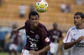 CORINTHIANS X SERTAOZINHO - Mendes e William em um lance da partida realizada esta tarde no estdio do Pacaembu, zona oeste da cidade, vlida pela 7 rodada do Campeonato Paulista 2010