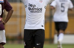 CORINTHIANS X SERTAOZINHO - Roberto Carlos comemora gol de Marcelo Mattos, passe seu em um lance da partida realizada esta tarde no estdio do Pacaembu, zona oeste da cidade, vlida pela 7 rodada do Campeonato Paulista 2010