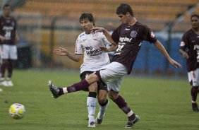 CORINTHIANS X SERTAOZINHO - Tcheco e Pablo em um lance da partida realizada esta tarde no estdio do Pacaembu, zona oeste da cidade, vlida pela 7 rodada do Campeonato Paulista 2010