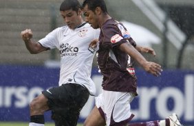 CORINTHIANS X SERTAOZINHO - William e Mendes em um lance da partida realizada esta tarde no estdio do Pacaembu, zona oeste da cidade, vlida pela 7 rodada do Campeonato Paulista 2010