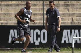 Antnio Carlos Bona e Roberto Carlos durante o treino do Corinthians realizado esta tarde no Parque So Jorge, zona leste de So Paulo; o prximo compromisso do time pelo Campeonato Paulista 2010, ser sbado, dia 13/02, contra a Portuguesa, no estdio do Caninde