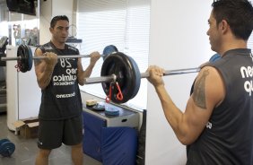 Imagem refletida no espelho de Chico durante o treino do Corinthians realizado esta tarde no Parque So Jorge, zona leste de So Paulo; o prximo compromisso do time pelo Campeonato Paulista 2010, ser sbado, dia 13/02, contra a Portuguesa, no estdio do Caninde