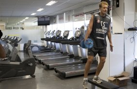 Imagem refletida no espelho de Marcelo Mattos durante o treino do Corinthians realizado esta tarde no Parque So Jorge, zona leste de So Paulo; o prximo compromisso do time pelo Campeonato Paulista 2010, ser sbado, dia 13/02, contra a Portuguesa, no estdio do Caninde