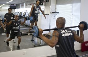 Imagem refletida no espelho de Roberto Carlos e William durante o treino do Corinthians realizado esta tarde no Parque So Jorge, zona leste de So Paulo; o prximo compromisso do time pelo Campeonato Paulista 2010, ser sbado, dia 13/02, contra a Portuguesa, no estdio do Caninde