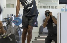 Imagem refletida no espelho de William durante o treino do Corinthians realizado esta tarde no Parque So Jorge, zona leste de So Paulo; o prximo compromisso do time pelo Campeonato Paulista 2010, ser sbado, dia 13/02, contra a Portuguesa, no estdio do Caninde