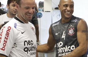 O piloto Rubens Barrichello visitou Roberto Carlos antes do treino do Corinthians realizado esta tarde no Parque So Jorge, zona leste de So Paulo; o prximo compromisso do time pelo Campeonato Paulista 2010, ser sbado, dia 13/02, contra a Portuguesa, no estdio do Caninde