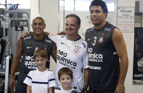 O piloto Rubens Barrichello visitou Roberto Carlos (e) e Ronaldo(d) antes do treino do Corinthians realizado esta tarde no Parque So Jorge, zona leste de So Paulo; o prximo compromisso do time pelo Campeonato Paulista 2010, ser sbado, dia 13/02, contra a Portuguesa, no estdio do Caninde