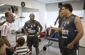 O piloto Rubens Barrichello visitou Roberto Carlos e Ronaldo antes do treino do Corinthians realizado esta tarde no Parque So Jorge, zona leste de So Paulo; o prximo compromisso do time pelo Campeonato Paulista 2010, ser sbado, dia 13/02, contra a Portuguesa, no estdio do Caninde