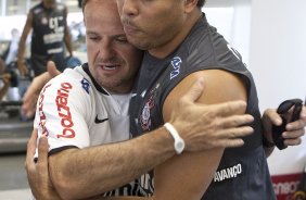 O piloto Rubens Barrichello visitou Ronaldo antes do treino do Corinthians realizado esta tarde no Parque So Jorge, zona leste de So Paulo; o prximo compromisso do time pelo Campeonato Paulista 2010, ser sbado, dia 13/02, contra a Portuguesa, no estdio do Caninde