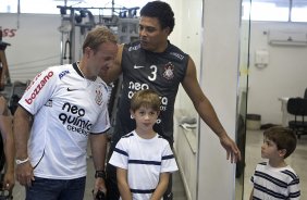 O piloto Rubens Barrichello visitou Ronaldo antes do treino do Corinthians realizado esta tarde no Parque So Jorge, zona leste de So Paulo; o prximo compromisso do time pelo Campeonato Paulista 2010, ser sbado, dia 13/02, contra a Portuguesa, no estdio do Caninde