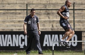 O preparador fsico Antnio Carlos Bona e Roberto Carlos durante o treino do Corinthians realizado esta tarde no Parque So Jorge, zona leste de So Paulo; o prximo compromisso do time pelo Campeonato Paulista 2010, ser sbado, dia 13/02, contra a Portuguesa, no estdio do Caninde