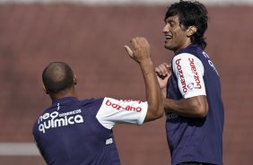 Edno brinca com Escudero durante o treino do Corinthians realizado esta manh no Parque So Jorge, zona leste de So Paulo; o prximo compromisso do time pelo Campeonato Paulista 2010, ser sbado, dia 13/02, contra a Portuguesa, no estdio do Caninde